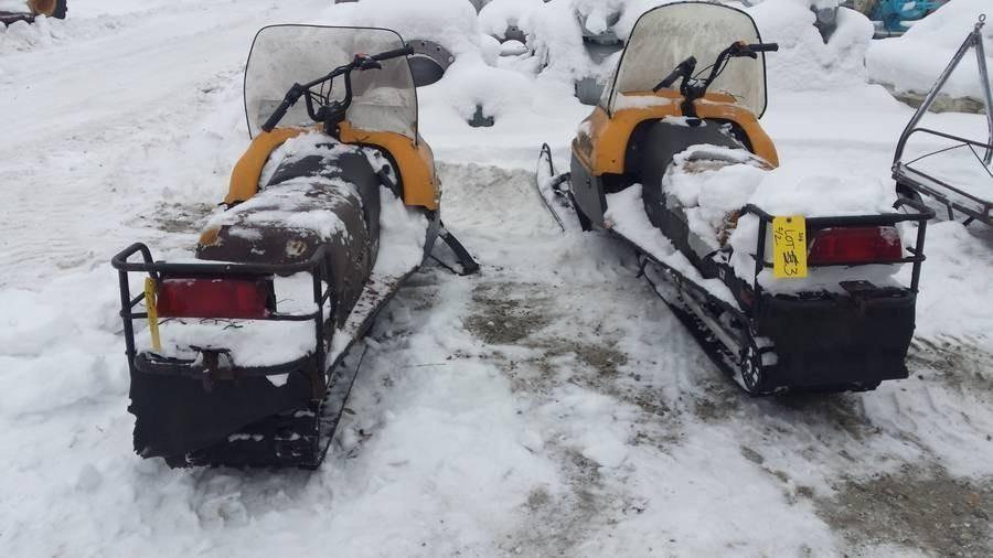 2 EA SKIDOO TUNDRA SNOWMACHINES, SINGLE CYLINDER ENGINES