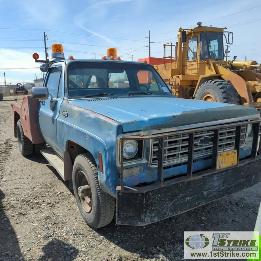 TOW TRUCK, 1974 CHEVROLET CUSTOM 20, V-8 GAS ENGINE, MANUAL 